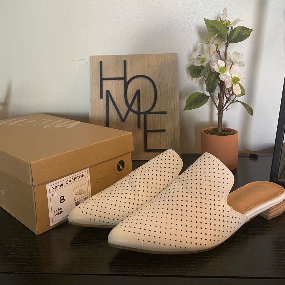 White mules size 8. Mimi by Miracle Miles brand